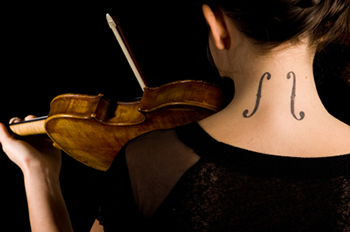 Female violinist with tattoo
