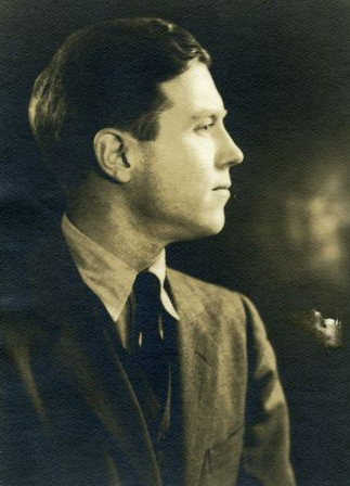 Elliott Carter, wearing a suit, in profile (1942).