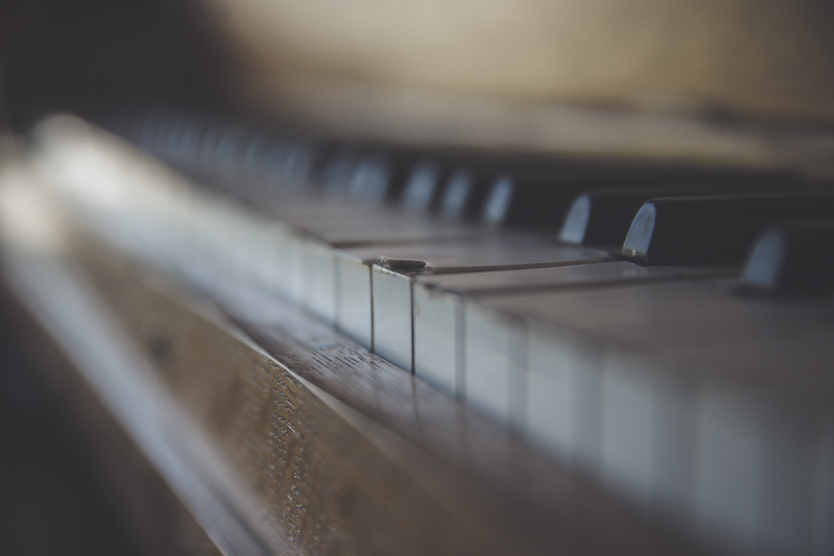 A photo showing the keyboard of a piano close up revealing one of the ivories keys to be cracked.