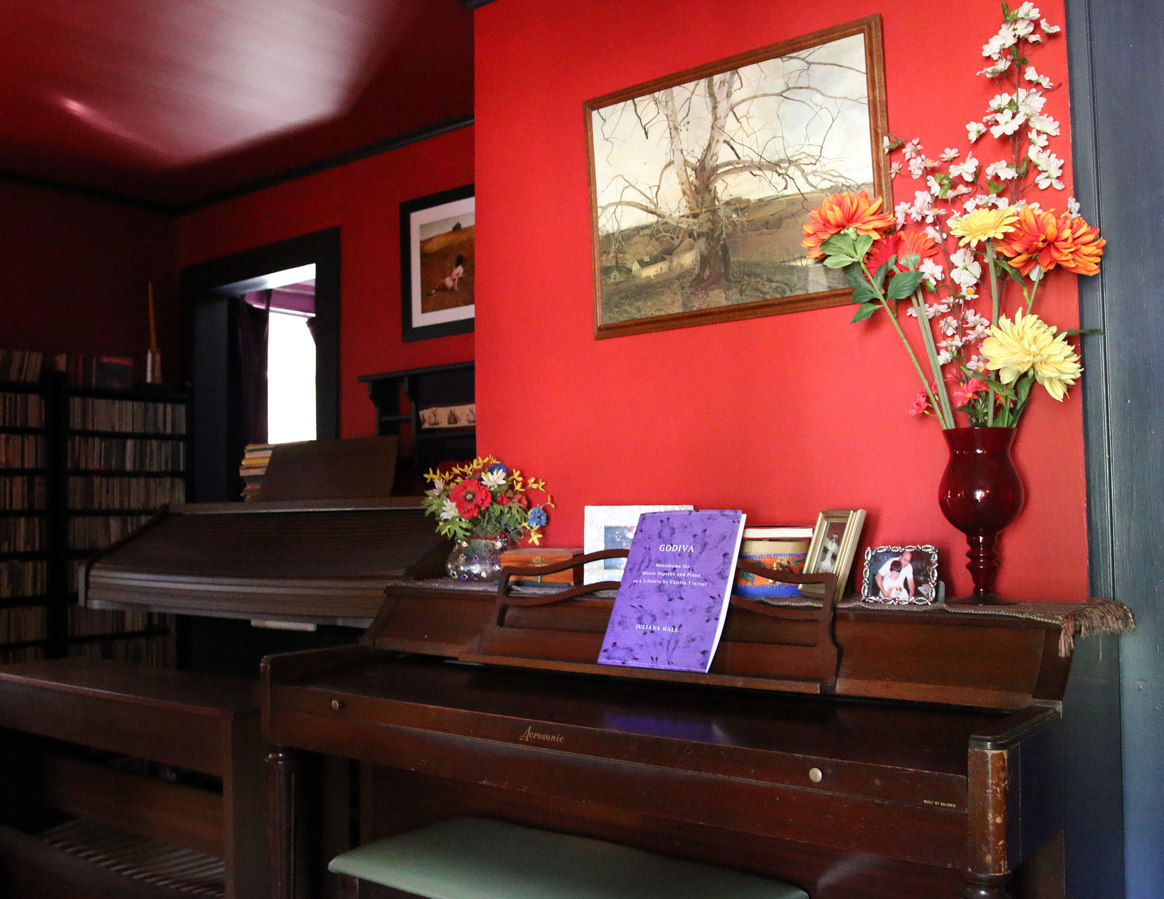 An organ and an upright piano sit side by side in Juliana Hall's living room.
